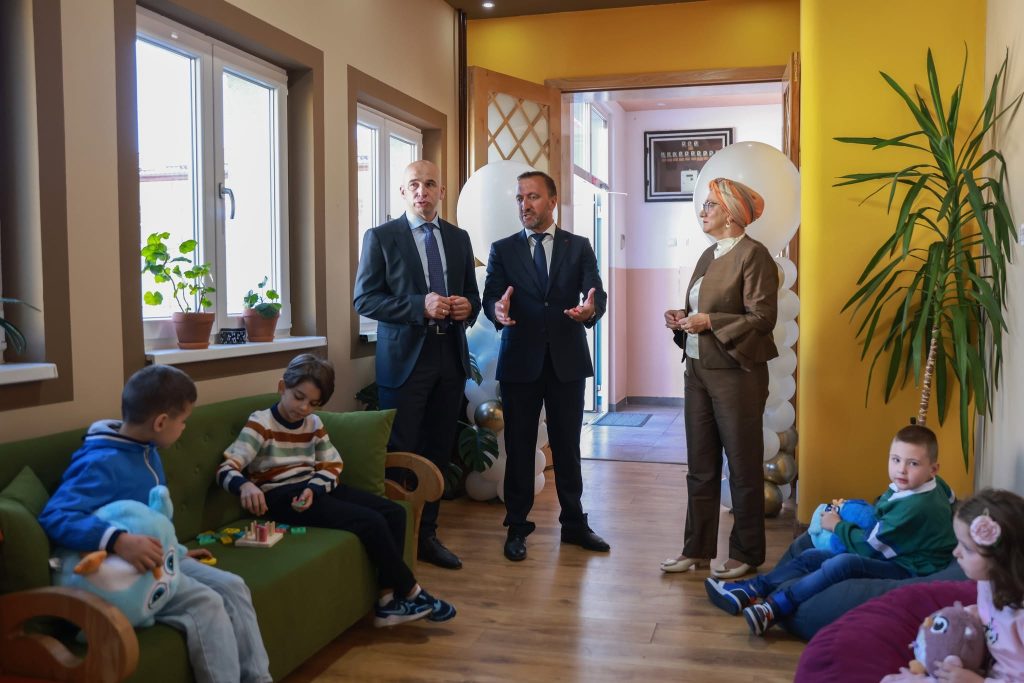 Medica Zenica i OŠ “Vladimir Nazor” Zenica poklonili djeci anti-stres kutak 825267105 1623477809472628 6479762225304496151 n